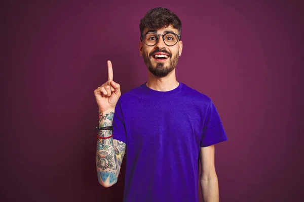 Giovane Uomo Con Tatuaggio Indossando Shirt Occhiali Piedi Sfondo Viola — Foto Stock