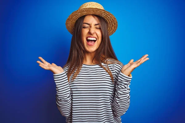 Junge Schöne Frau Mit Marinestreifem Shirt Und Hut Vor Isoliertem — Stockfoto