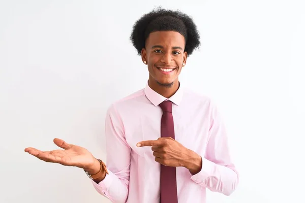 Junger Afrikanisch Amerikanischer Geschäftsmann Mit Krawatte Steht Erstaunt Vor Isoliertem — Stockfoto