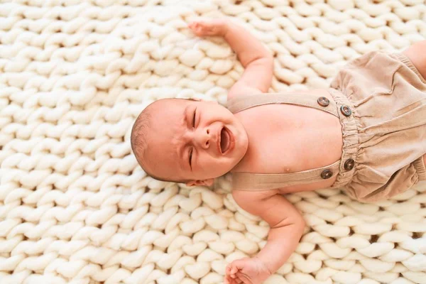 Entzückendes Baby Das Auf Einer Decke Auf Dem Sofa Hause — Stockfoto