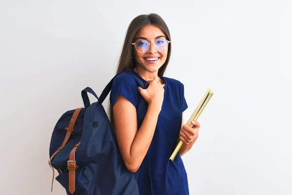 Νεαρή Φοιτήτρια Που Φοράει Γυαλιά Σακίδιο Κρατώντας Βιβλίο Πάνω Από — Φωτογραφία Αρχείου