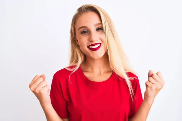 Mulher Bonita Nova Vestindo Shirt Casual Vermelho Sobre Fundo Branco — Fotografia de Stock