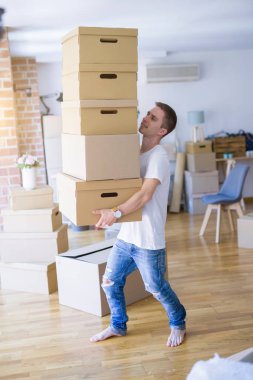 Kutuları olan adam yeni eve taşınıyor. 