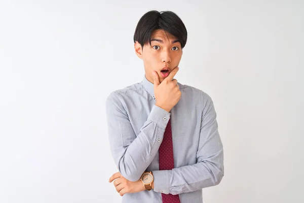 Empresário Chinês Vestindo Gravata Elegante Sobre Fundo Branco Isolado Olhando — Fotografia de Stock