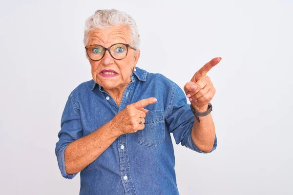 Senior Donna Dai Capelli Grigi Indossa Camicia Jeans Occhiali Sfondo — Foto Stock