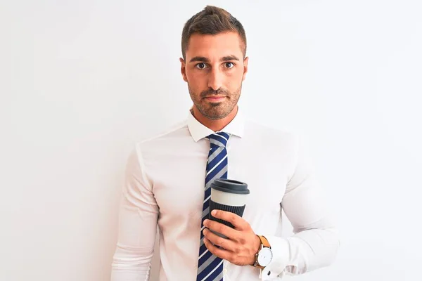 Jonge Knappe Zakenman Drinken Take Away Koffie Geïsoleerde Achtergrond Met — Stockfoto