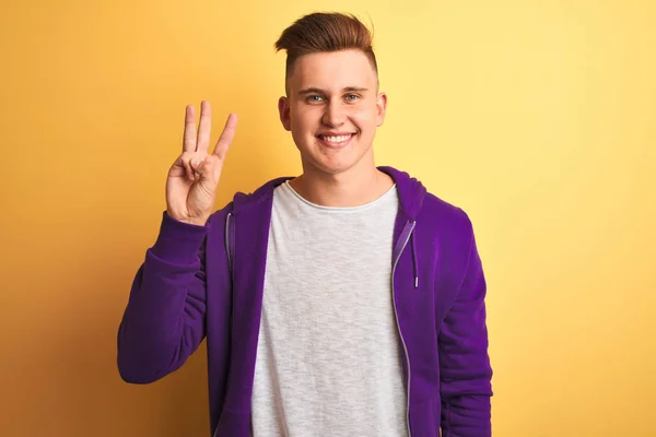 Joven Hombre Guapo Con Sudadera Púrpura Pie Sobre Fondo Amarillo — Foto de Stock