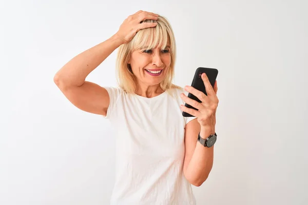 Frau Mittleren Alters Mit Smartphone Vor Isoliertem Weißen Hintergrund Gestresst — Stockfoto