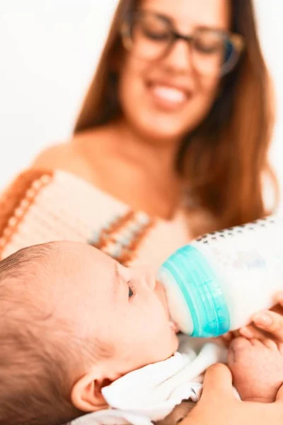 Jonge Mooie Vrouw Haar Baby Bank Thuis Pasgeborene Moeder Ontspannen — Stockfoto