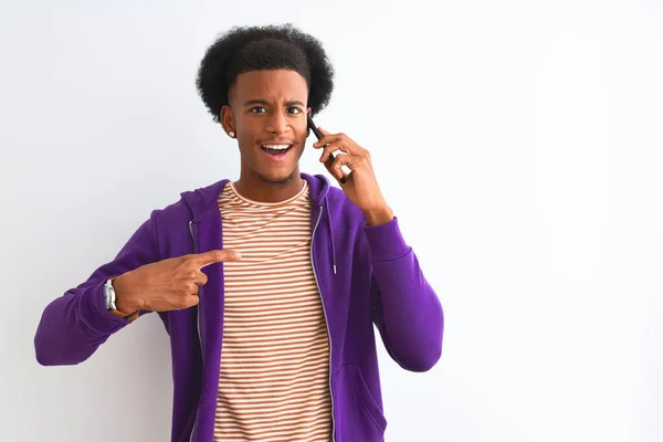 Giovane Uomo Afroamericano Che Parla Smartphone Piedi Sopra Isolato Sfondo — Foto Stock