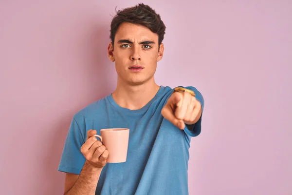 Έφηβος Που Πίνει Ένα Φλιτζάνι Καφέ Πάνω Από Απομονωμένο Ροζ — Φωτογραφία Αρχείου