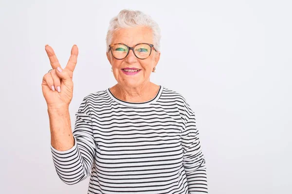 Senior Mulher Cabelos Grisalhos Vestindo Listrado Marinho Shirt Óculos Sobre — Fotografia de Stock