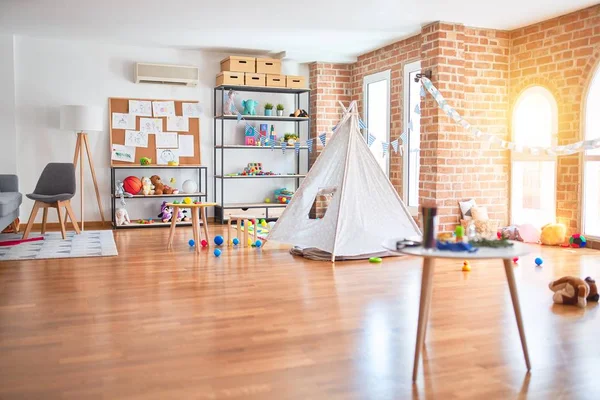 Foto Van Kleuterschool Speelkamer Met Kleurrijke Meubels Speelgoed Rond Lege — Stockfoto