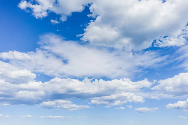 Błękitne Niebo Słoneczny Dzień Puszystymi Chmurami — Zdjęcie stockowe