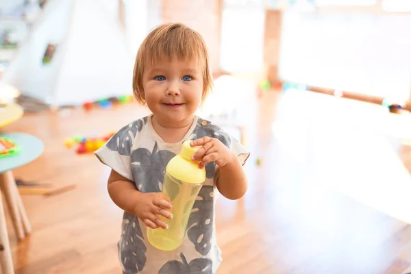 Criança Adorável Com Sorriso Rosto Segurando Garrafa Alimentação Torno Lotes — Fotografia de Stock