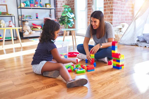 Bela Professora Menina Brincando Com Blocos Construção Torre Bulding Jardim — Fotografia de Stock