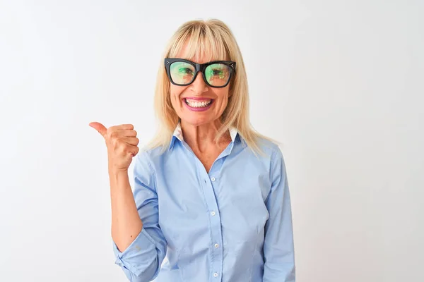 Orta Yaş Kadını Gözlük Gömlek Büyük Bir Gülümseme Işareti Yapıyor — Stok fotoğraf