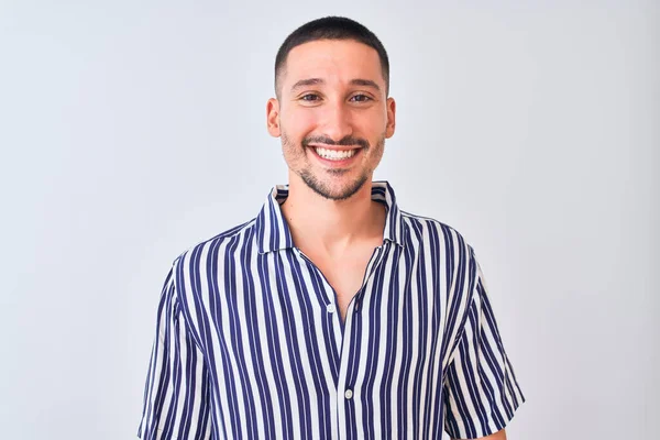 Joven Hombre Guapo Con Camisa Náutica Rayas Pie Sobre Fondo — Foto de Stock