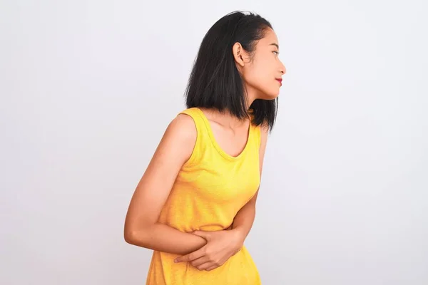 Jovem Chinesa Vestindo Camiseta Casual Amarela Sobre Fundo Branco Isolado — Fotografia de Stock