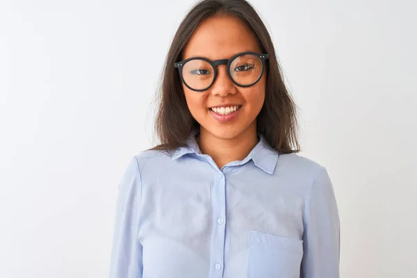 Joven Mujer China Usando Camisa Gafas Pie Sobre Fondo Blanco —  Fotos de Stock