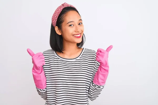 Młoda Chińska Sprzątaczka Używa Rękawiczek Białym Tle Szczęśliwy Dużym Uśmiechem — Zdjęcie stockowe