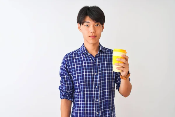 若いです中国人男性飲む取りますコーヒースタンド上の隔離された白い背景とともに自信を持って式上のスマート顔考え深刻な — ストック写真
