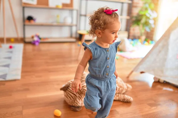 Schöne Kaukasische Säugling Spielt Mit Spielzeug Bunten Spielzimmer Fröhliches Und — Stockfoto