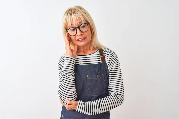 Mujer Mediana Edad Con Delantal Gafas Pie Sobre Fondo Blanco —  Fotos de Stock