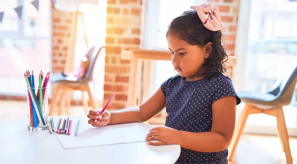 Schöne Kleinkind Mädchen Zeichnen Niedlich Zeichnen Mit Buntstiften Kindergarten — Stockfoto