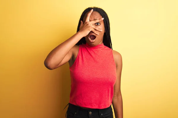 Afro Amerikaanse Vrouw Draagt Rode Casual Shirt Staan Geïsoleerde Gele — Stockfoto