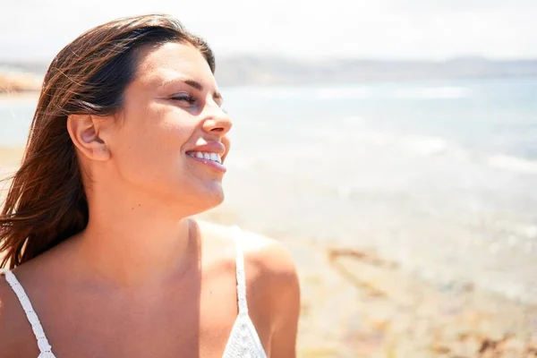 Mooie Jonge Vrouw Wandelen Strand Promenade Genieten Van Uitzicht Oceaan — Stockfoto