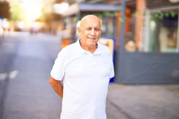 Hombre Guapo Mayor Sonriendo Feliz Confiado Pie Con Sonrisa Cara — Foto de Stock