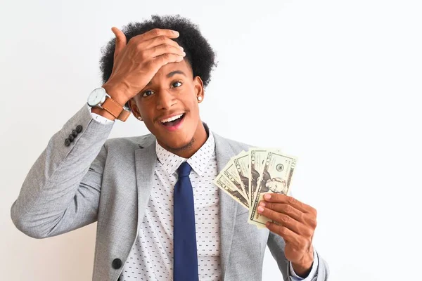 아프리카 미국인 사업가가 고립된 위에서 달러를 수치심 과놀라움에 머리를 맞대고 — 스톡 사진