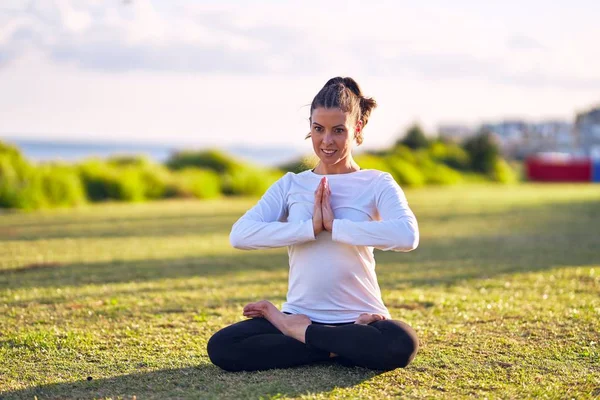 Jonge Mooie Sportvrouw Lachend Gelukkig Yoga Beoefenen Coach Zit Met — Stockfoto