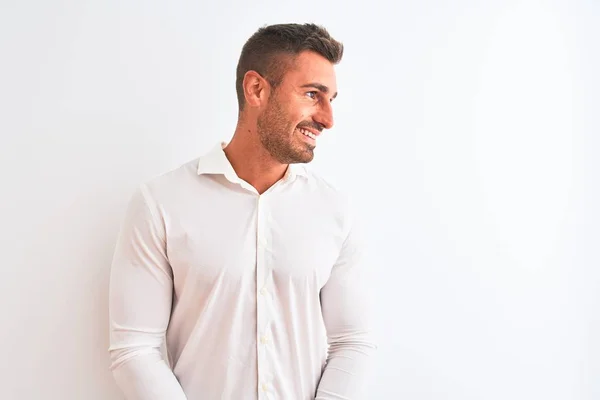 Soyutlanmış Arka Planda Zarif Gömlekler Giyen Yakışıklı Bir Adamı Yüzünde — Stok fotoğraf