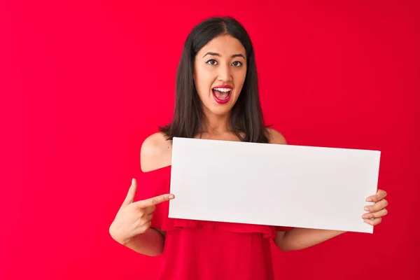 Young Beautiful Chinese Woman Holding Banner Standing Isolated Red Background — Stock Photo, Image