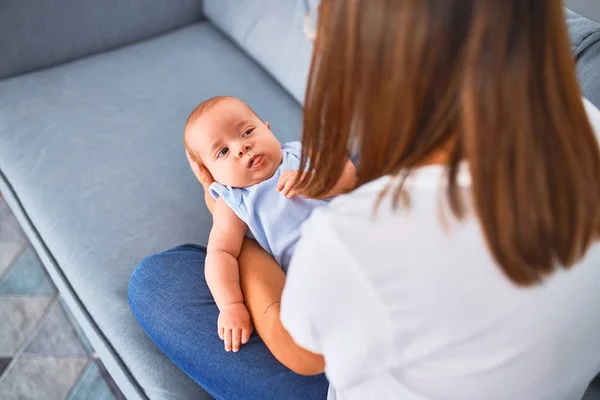 Genç Güzel Bir Kadın Bebeği Evdeki Kanepede Yeni Doğan Anne — Stok fotoğraf