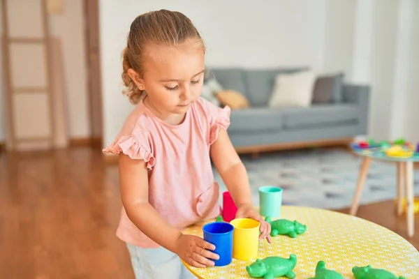 Anaokulunda Plastik Kurbağalarla Oynayan Güzel Sarışın Kız — Stok fotoğraf