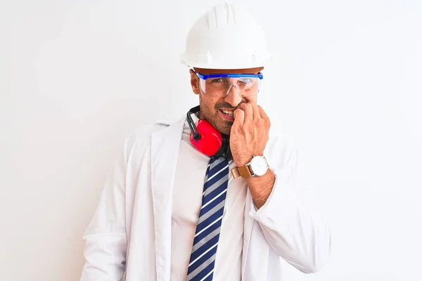 Hombre Químico Joven Con Casco Seguridad Auriculares Sobre Fondo Aislado —  Fotos de Stock