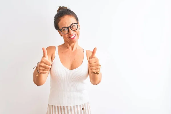 Mujer Mediana Edad Con Camiseta Casual Gafas Pie Sobre Fondo —  Fotos de Stock