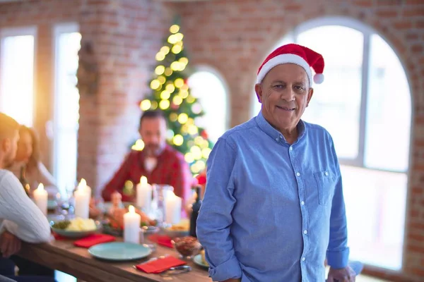 Hombre Guapo Mayor Sonriendo Feliz Confiado Pie Con Sombrero Santa —  Fotos de Stock