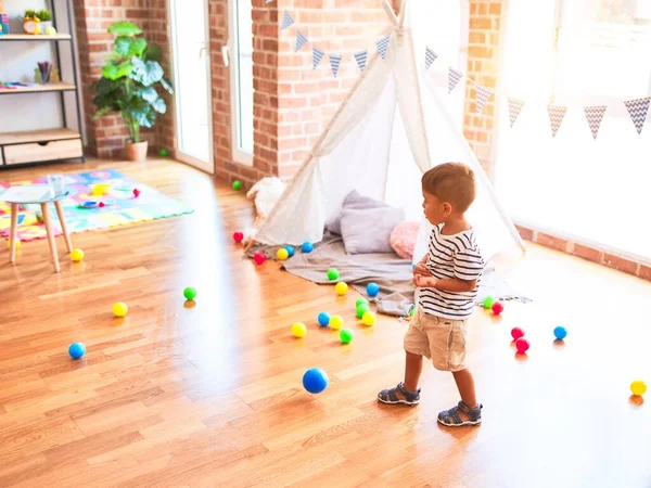 Hermoso Niño Pie Jardín Infantes Con Montón Juguetes —  Fotos de Stock