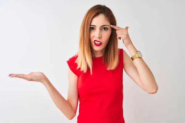 Empresária Ruiva Vestindo Elegante Vestido Vermelho Sobre Fundo Branco Isolado — Fotografia de Stock