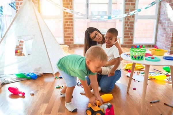 Jovem Bela Professora Crianças Brincando Torno Lotes Brinquedos Jardim Infância — Fotografia de Stock