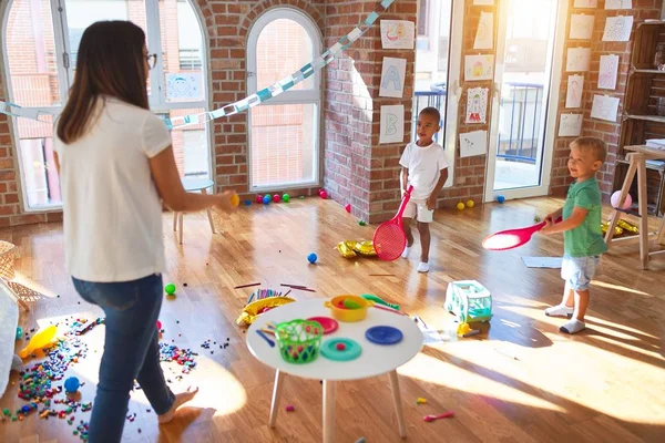 Jovem Bela Professora Crianças Brincando Torno Lotes Brinquedos Jardim Infância — Fotografia de Stock