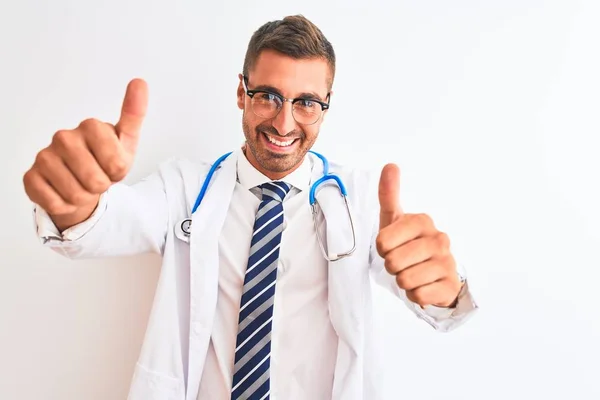 年轻英俊的医生 戴着听诊器 背负孤立的背景 赞成用手做积极的手势 微笑着竖起大拇指 为成功感到高兴 赢的手势 — 图库照片