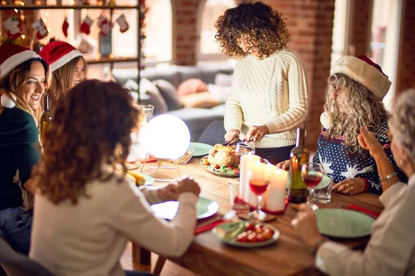 Bellissimo Gruppo Donne Sorridenti Felici Fiduciosi Intaglio Tacchino Arrosto Che — Foto Stock