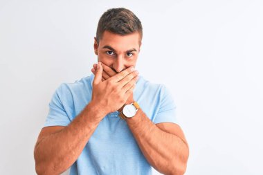 Soyutlanmış arka planda mavi tişört giyen genç ve zarif bir adam yanlışlıkla ağızlarını kapatarak şoka girdi. Gizli konsept.