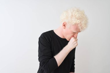Siyah tişört giyen genç albino adam izole edilmiş beyaz arka planda dikiliyor kendini kötü hissediyor ve soğuk algınlığı veya bronşitin belirtisi olarak öksürüyor. Sağlık hizmetleri kavramı.