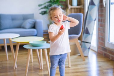 Çilek yiyen güzel yürümeye başlayan çocuk kız